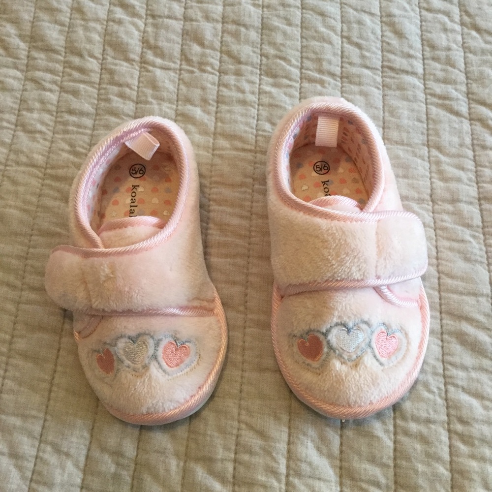 NWOT Heart Velcro House Slippers